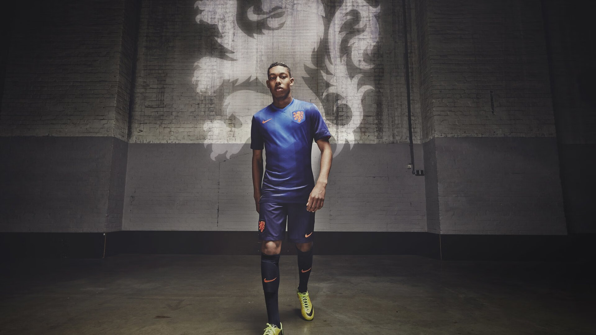 九游9游-湖人球员亲自为球迷送出签名球衣，湖人球衣赞助